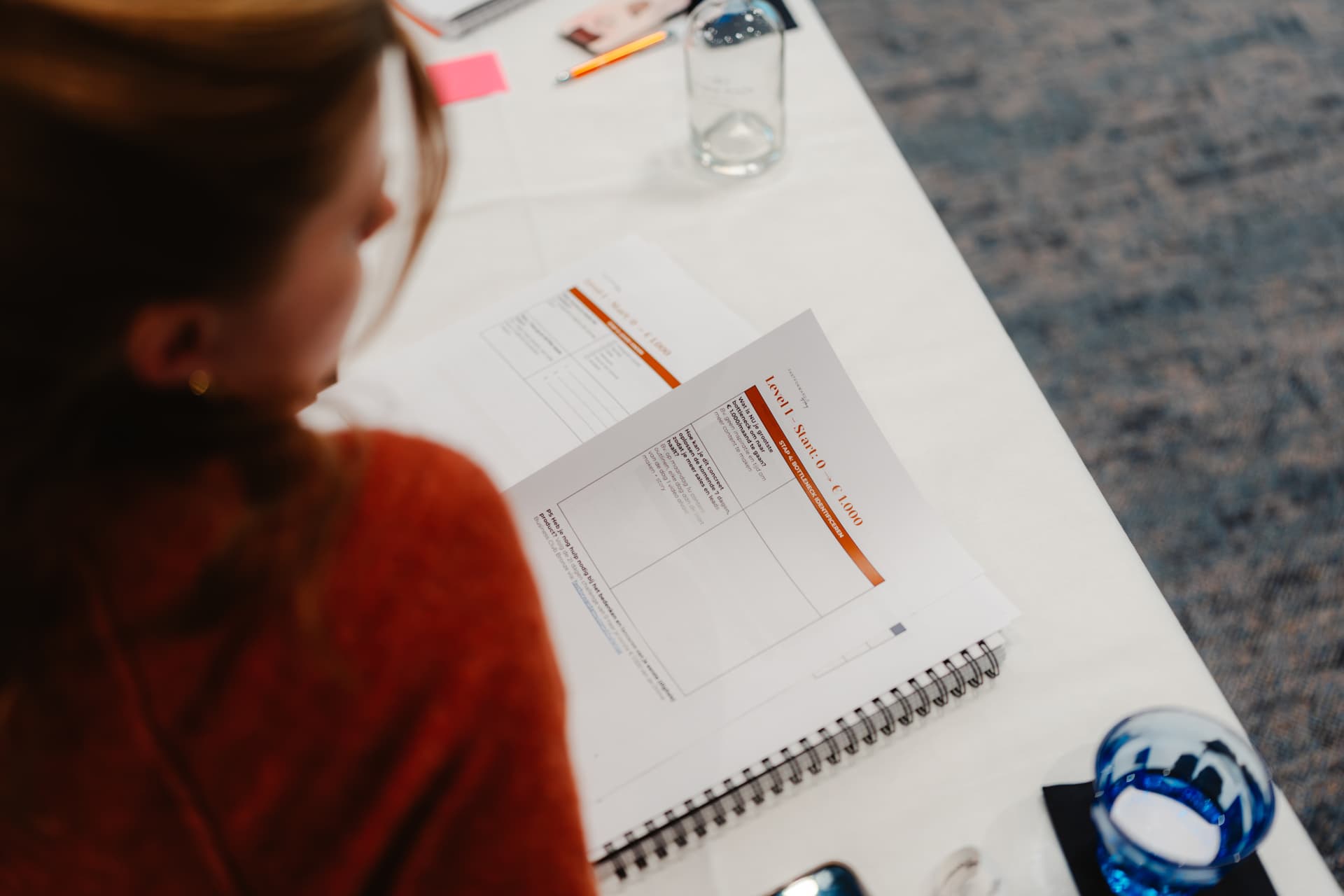 Deelnemer werkt in haar Business Scaling-werkboek