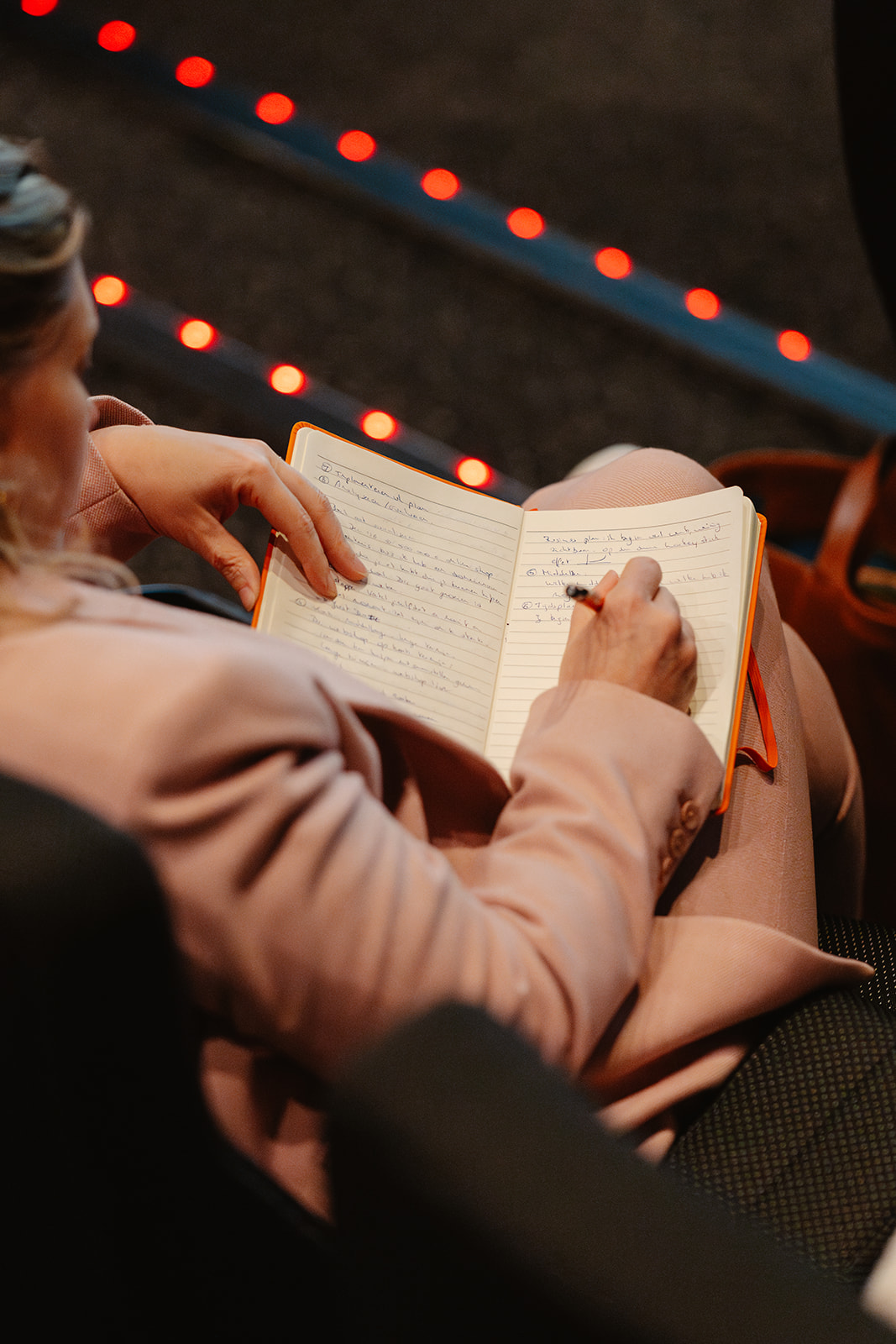 Deelnemer schrijft haar inzichten en beslissingen neer