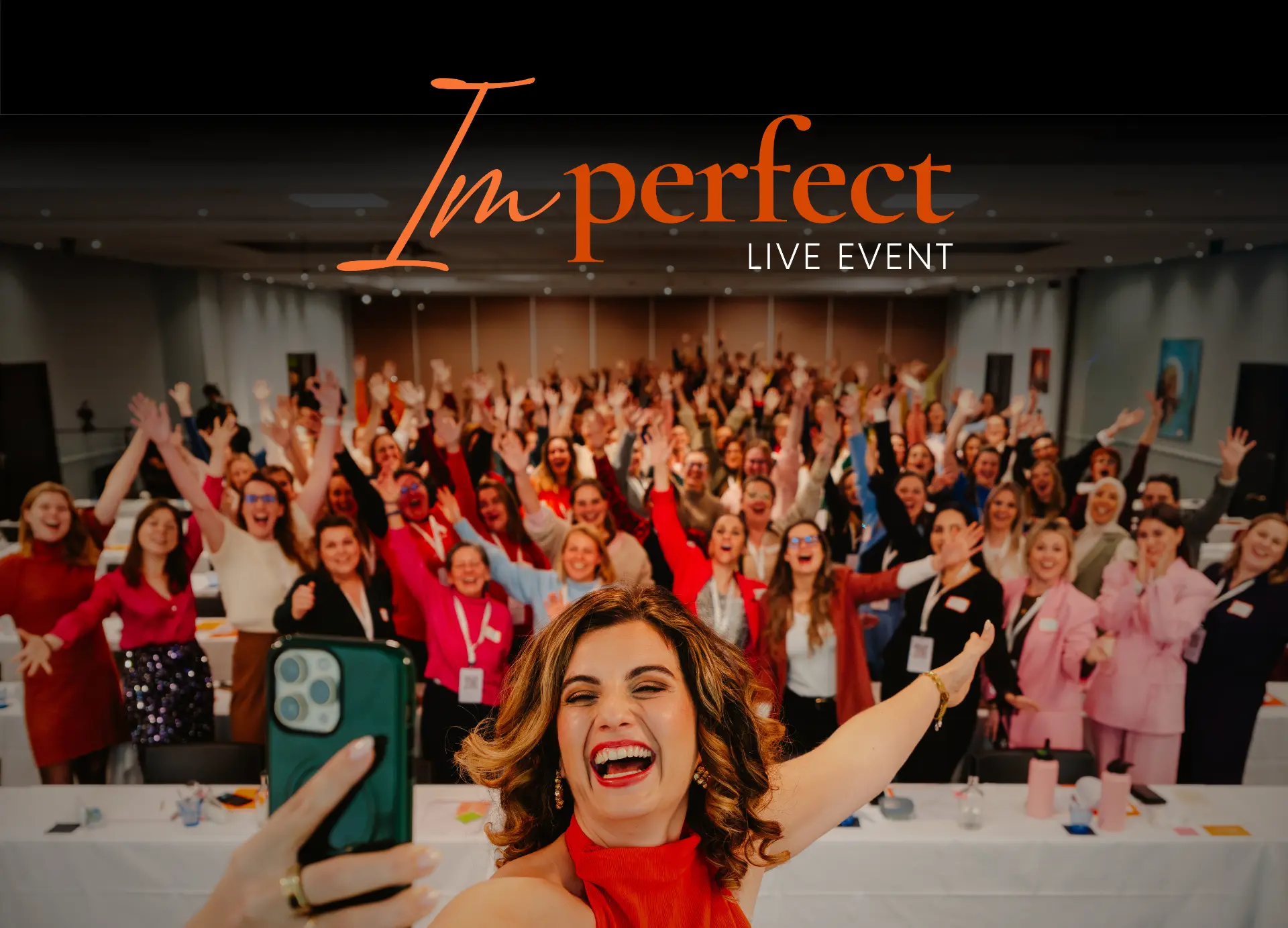 Amy maakt een selfie met een enthousiaste zaal tijdens Imperfect Event